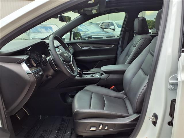 Photo of 2022 Crystal White Tricoat Cadillac XT5