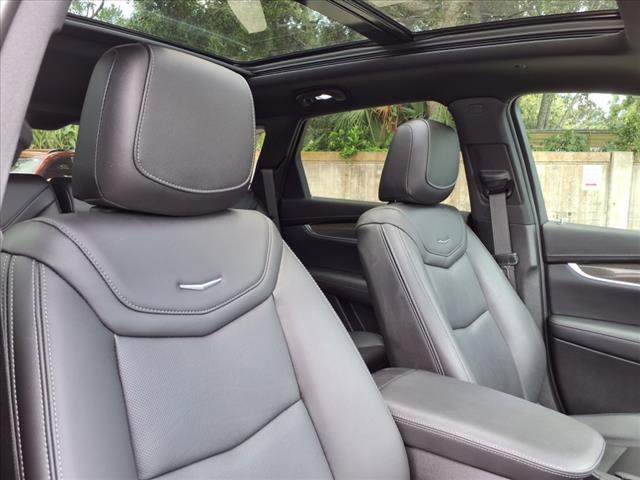 Photo of 2022 Crystal White Tricoat Cadillac XT5