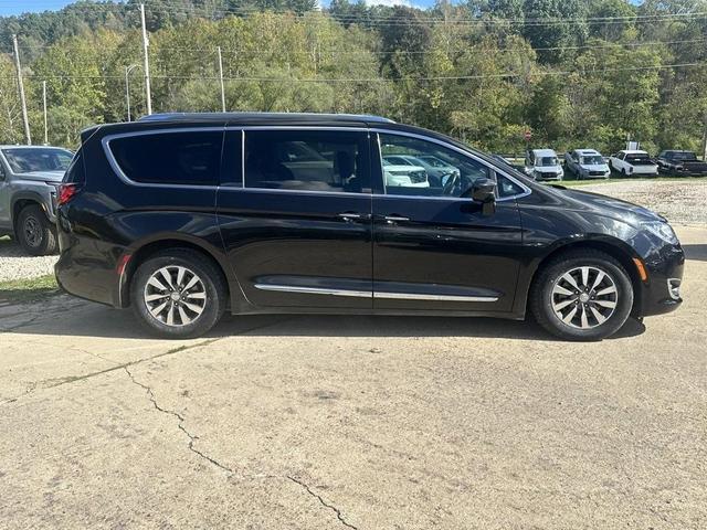 Photo of 2020 Brilliant Black Crystal Pearlcoat Chrysler Pacifica