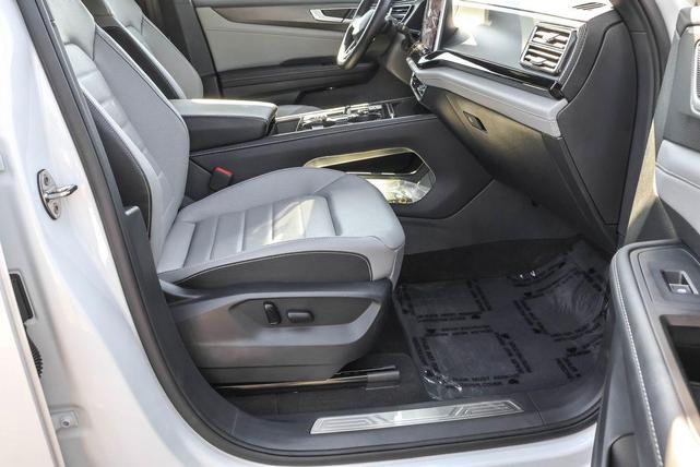 Photo of 2024 Opal White Pearl Effect Volkswagen Atlas Cross Sport