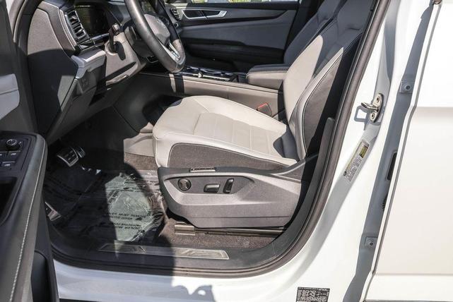 Photo of 2024 Opal White Pearl Effect Volkswagen Atlas Cross Sport