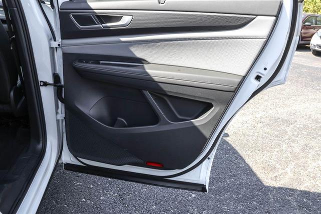 Photo of 2024 Opal White Pearl Effect Volkswagen Atlas Cross Sport