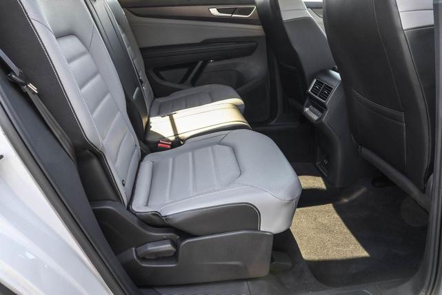 Photo of 2024 Opal White Pearl Effect Volkswagen Atlas Cross Sport