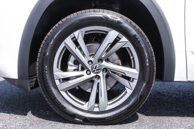 Photo of 2024 Opal White Pearl Effect Volkswagen Atlas Cross Sport