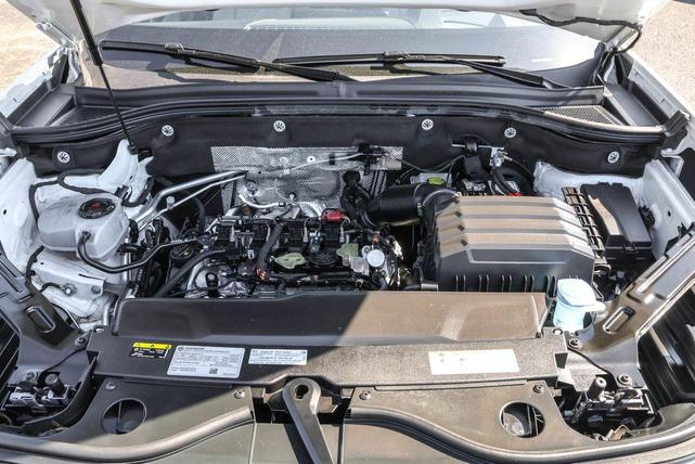 Photo of 2024 Opal White Pearl Effect Volkswagen Atlas Cross Sport