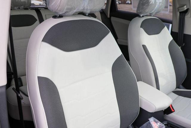 Photo of 2025 Deep Black Pearl Effect Volkswagen Taos