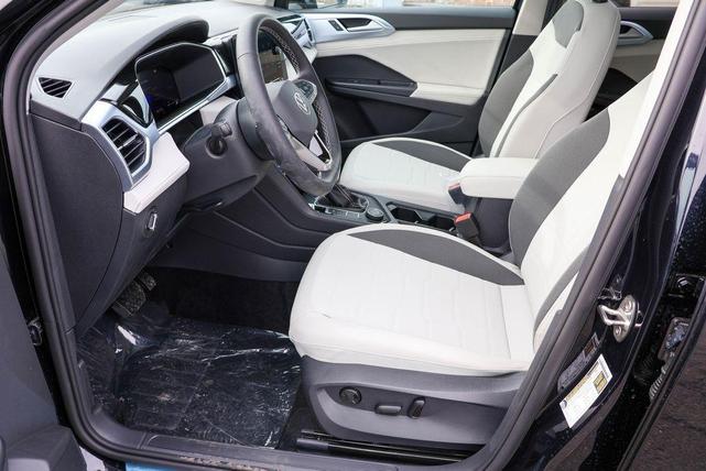Photo of 2025 Deep Black Pearl Effect Volkswagen Taos