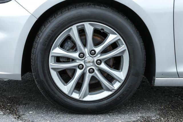 Photo of 2018 Silver Ice Metallic Chevrolet Malibu