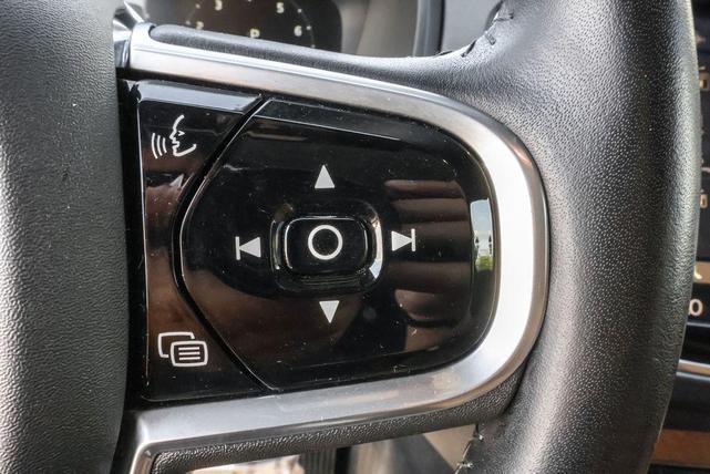 Photo of 2017 Bursting Blue Metallic Volvo XC90