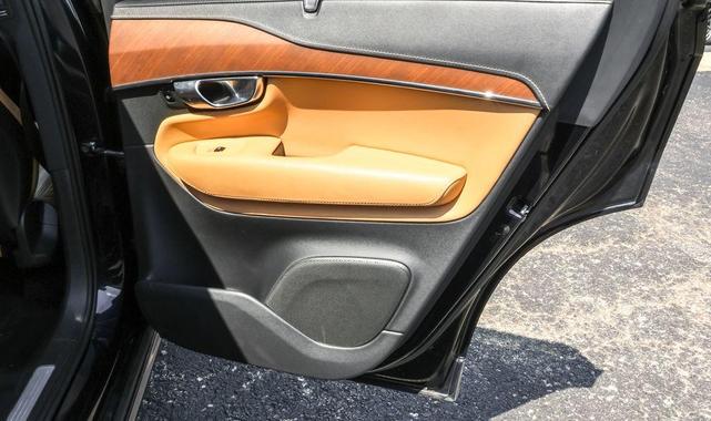 Photo of 2017 Bursting Blue Metallic Volvo XC90