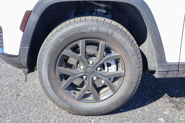 Photo of 2025 Bright White Clearcoat Jeep Grand Cherokee L