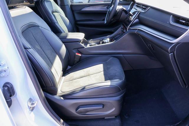 Photo of 2025 Bright White Clearcoat Jeep Grand Cherokee L