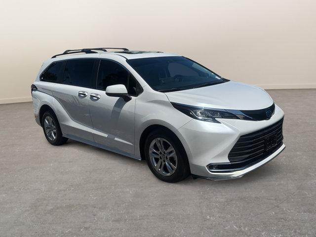 Photo of 2023 Wind Chill Pearl Toyota Sienna