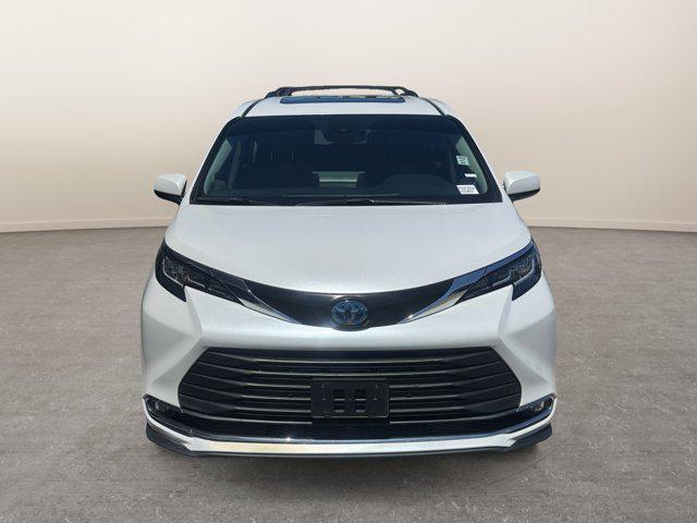Photo of 2023 Wind Chill Pearl Toyota Sienna