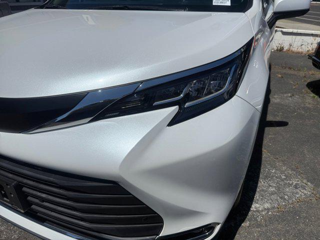Photo of 2023 Wind Chill Pearl Toyota Sienna