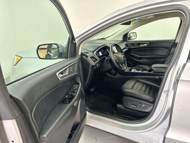 Photo of 2019 Ingot Silver Metallic Ford Edge