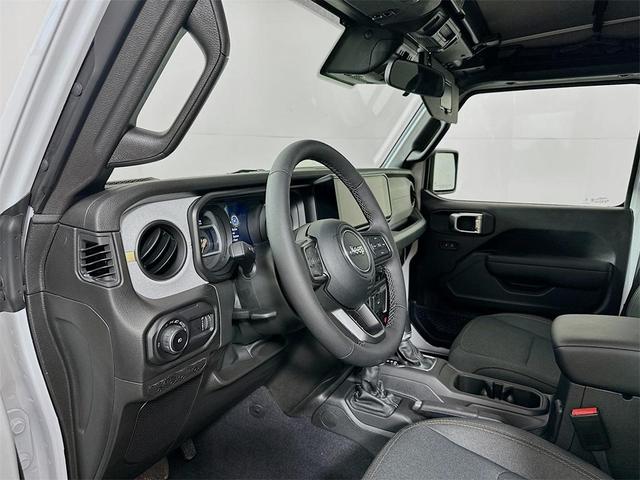 Photo of 2025 Bright White Clearcoat Jeep Wrangler