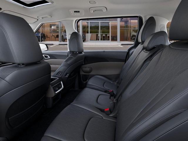 Photo of 2026 Pearl Kia Carnival Hybrid