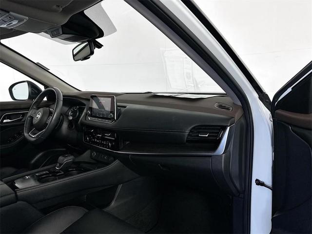 Photo of 2021 White / Black Nissan Rogue