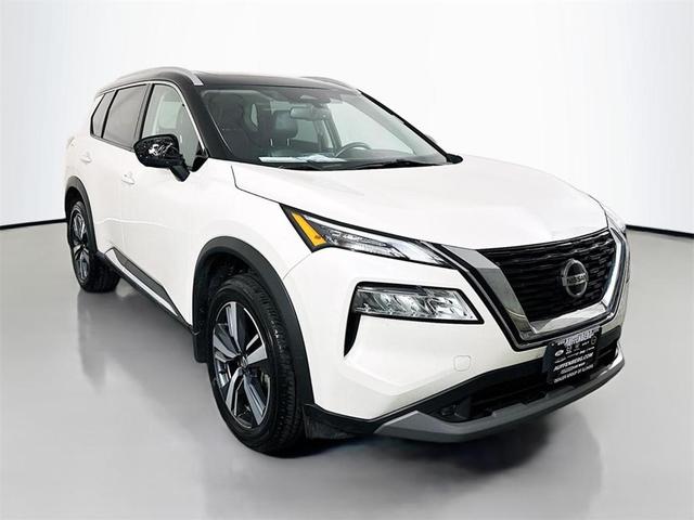 Photo of 2021 White / Black Nissan Rogue