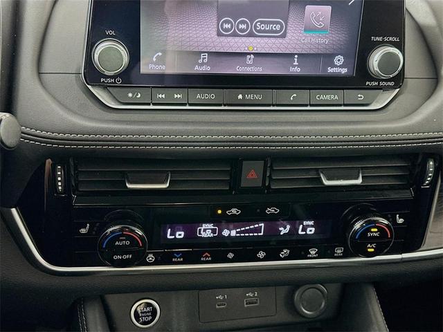 Photo of 2021 White / Black Nissan Rogue