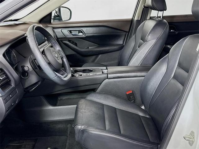 Photo of 2021 White / Black Nissan Rogue