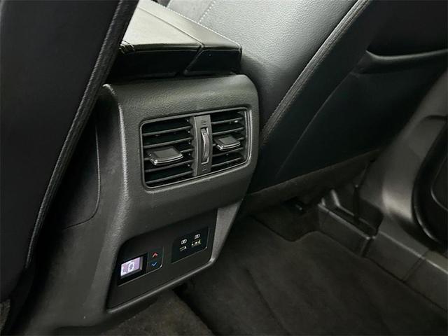 Photo of 2021 White / Black Nissan Rogue