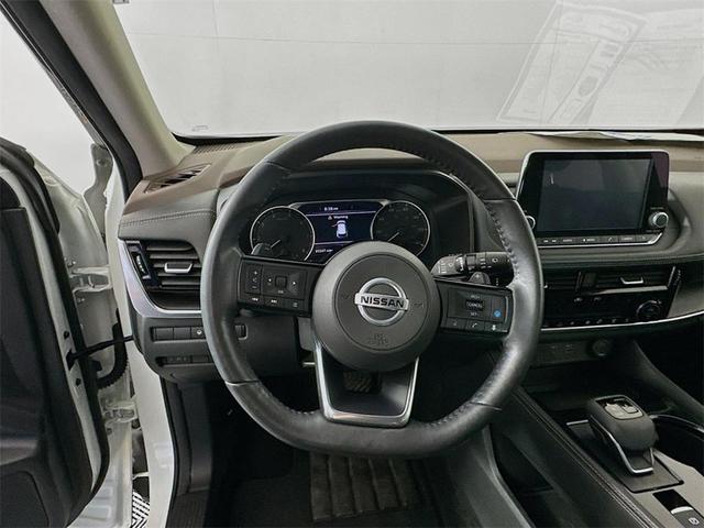 Photo of 2021 White / Black Nissan Rogue