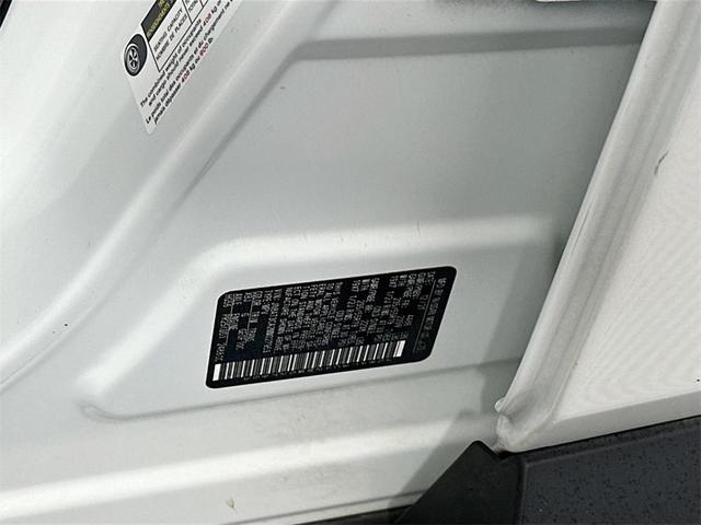 Photo of 2021 White / Black Nissan Rogue
