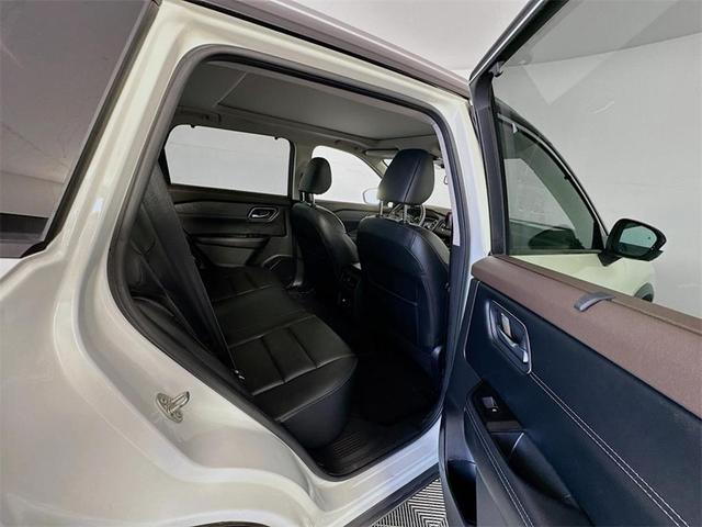 Photo of 2021 White / Black Nissan Rogue