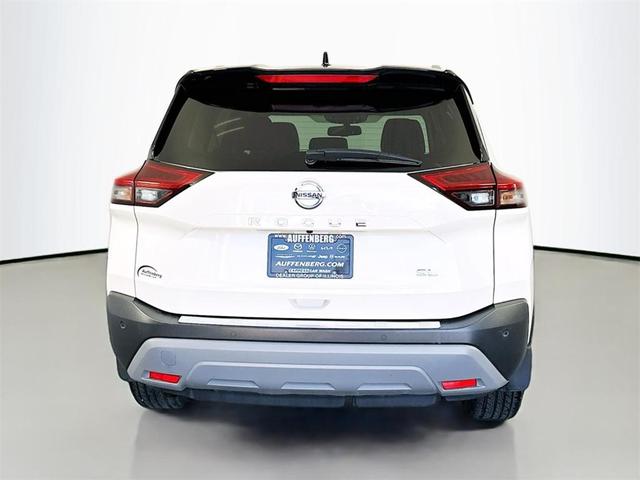 Photo of 2021 White / Black Nissan Rogue
