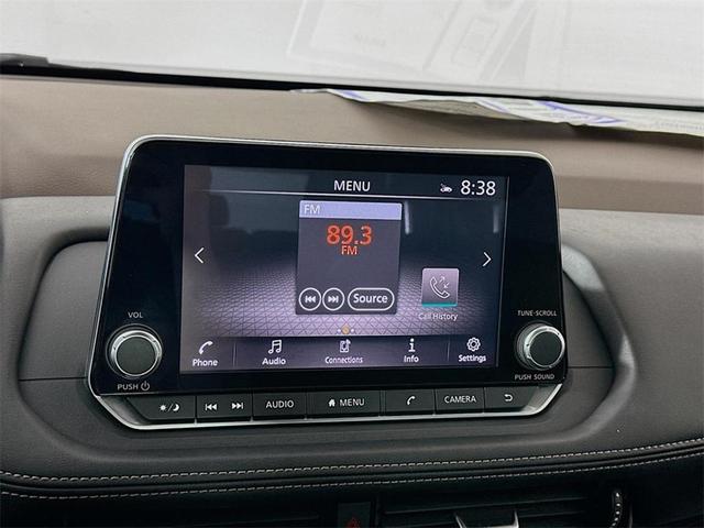 Photo of 2021 White / Black Nissan Rogue