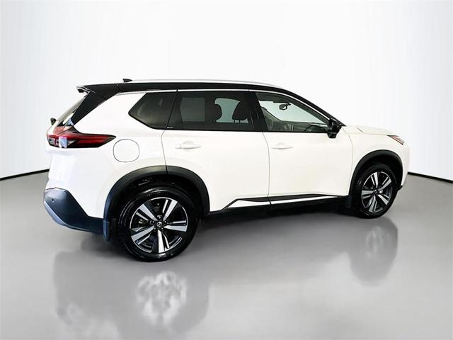 Photo of 2021 White / Black Nissan Rogue