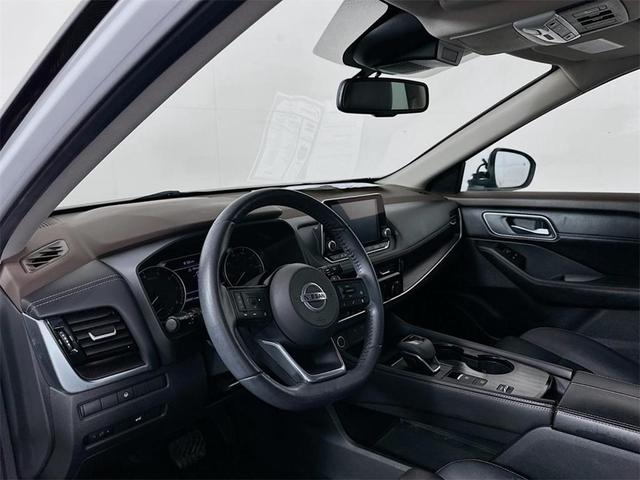 Photo of 2021 White / Black Nissan Rogue