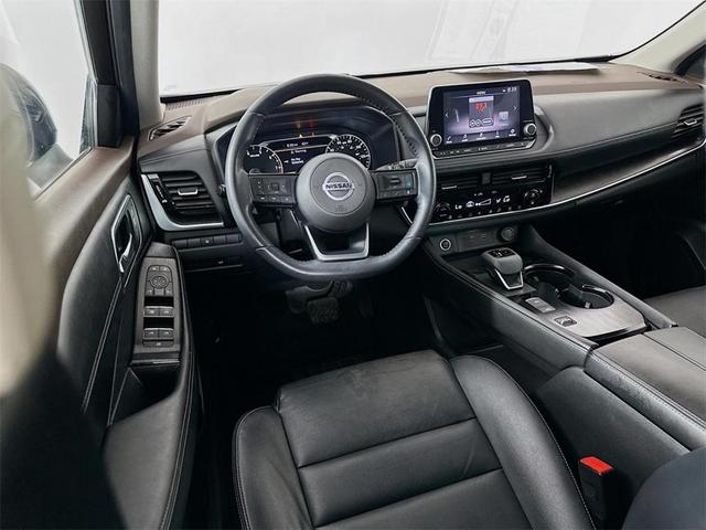 Photo of 2021 White / Black Nissan Rogue
