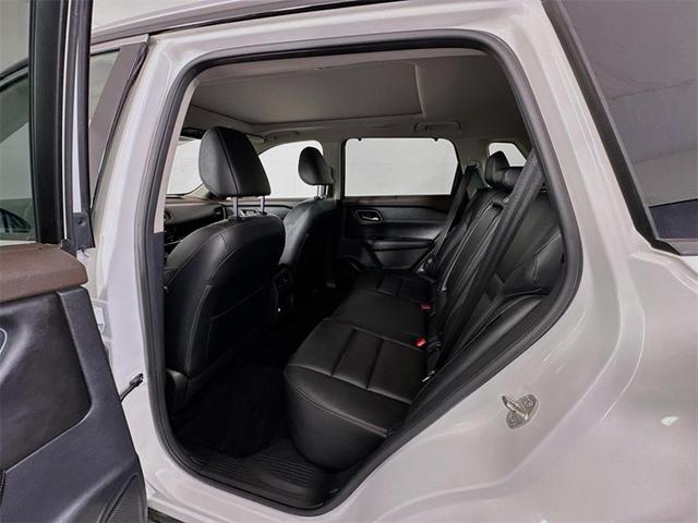 Photo of 2021 White / Black Nissan Rogue