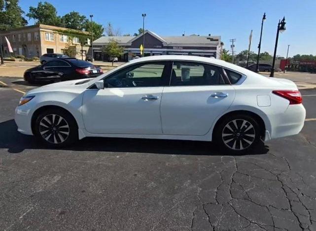 Photo of 2016 Pearl White Nissan Altima