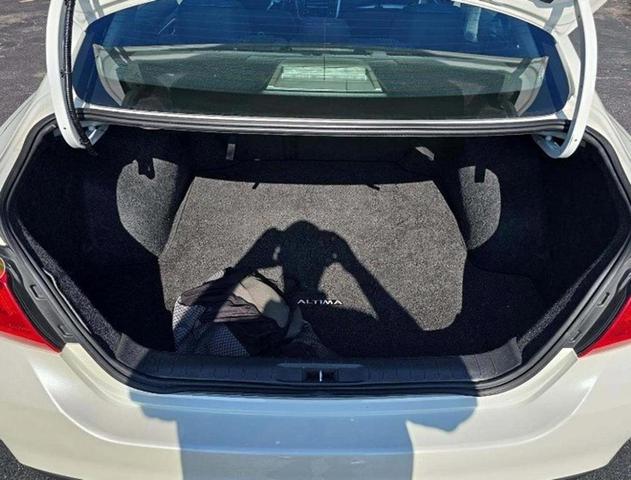 Photo of 2016 Pearl White Nissan Altima