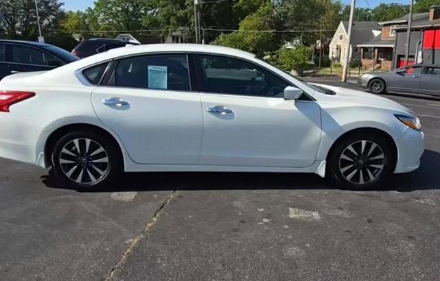Photo of 2016 Pearl White Nissan Altima