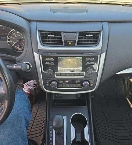 Photo of 2016 Pearl White Nissan Altima