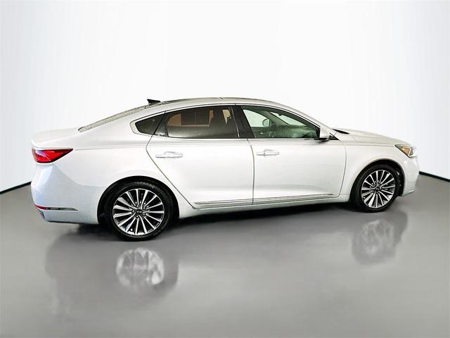 Photo of 2017 Silky Silver Kia Cadenza