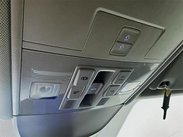 Photo of 2025 Pure White W/Black Roof Volkswagen Taos