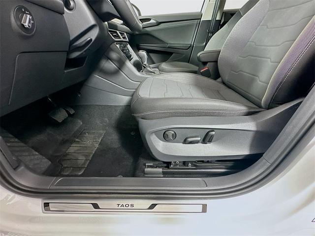 Photo of 2025 Pure White W/Black Roof Volkswagen Taos