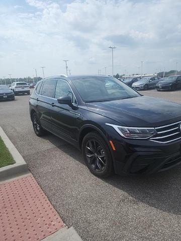 Photo of 2023 Deep Black Pearl Effect Volkswagen Tiguan