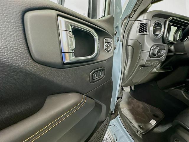 Photo of 2025 Anvil Clearcoat Jeep Gladiator