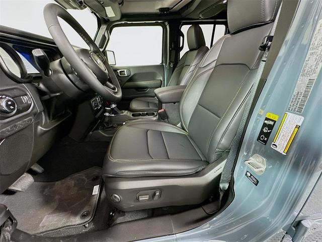 Photo of 2025 Anvil Clearcoat Jeep Gladiator