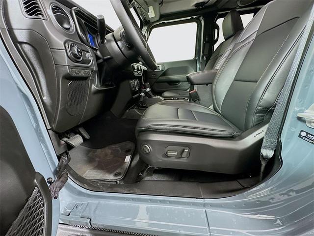 Photo of 2025 Anvil Clearcoat Jeep Gladiator