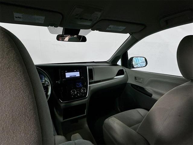 Photo of 2019 Parisian Night Pearl Toyota Sienna