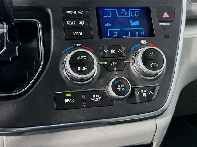 Photo of 2019 Parisian Night Pearl Toyota Sienna