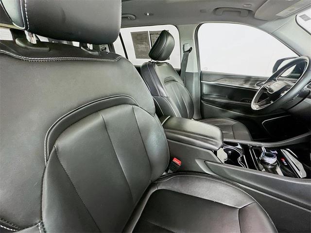 Photo of 2021 Diamond Black Jeep Grand Cherokee L